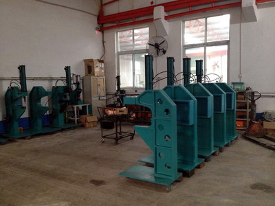 無鉚釘壓鉚機設備 高效鉚接0.6-2.5mm板材，濟南賽思特流體系統設備提供三套模具